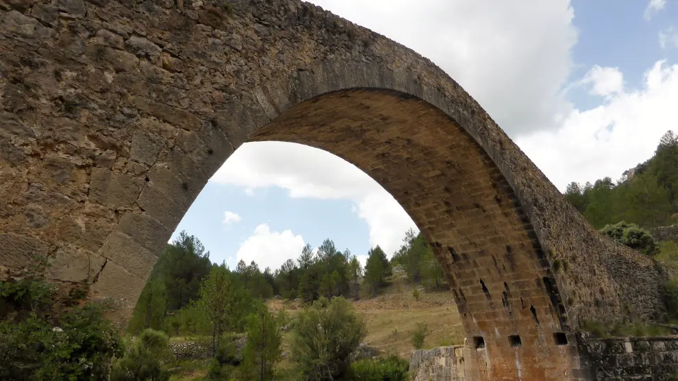 Mosqueruela. El puente de las Maravillas, entre Mosqueruela y Vistabella del Maestrazgo (Castellón), es uno de los grandes desconocidos pese a sus considerables dimensiones. De perfil alomado, responde a la tipología medieval.
