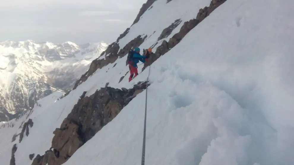 Pendiente nevada del pico Argualas en la que han sido rescatados este lunes dos montañeros