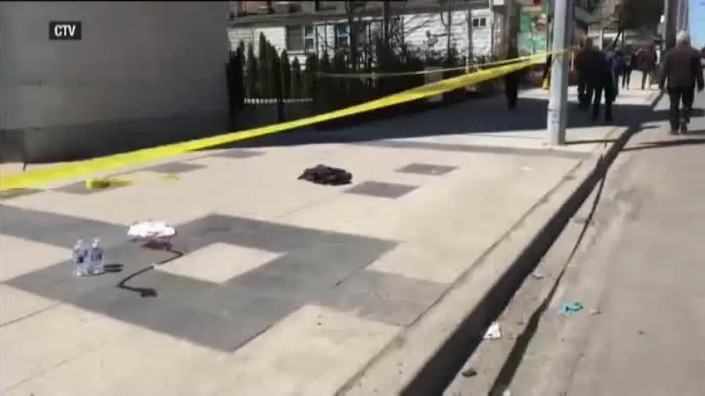 Una furgoneta atropella a una decena de peatones en Toronto