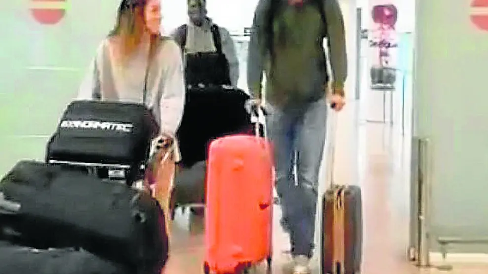 Megan Trinder y Dylan Ennis, cargados de maletas.
