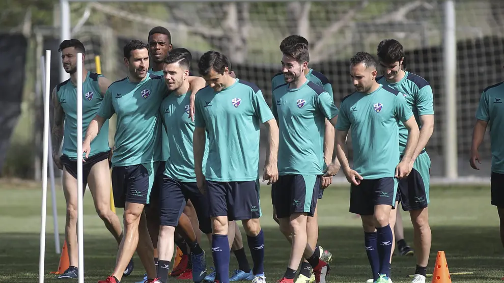 Futbolistas del Huesca ayer en la sesión vespertina en el instituto Montearagón ­con Ferreiro en primer término a la derecha.