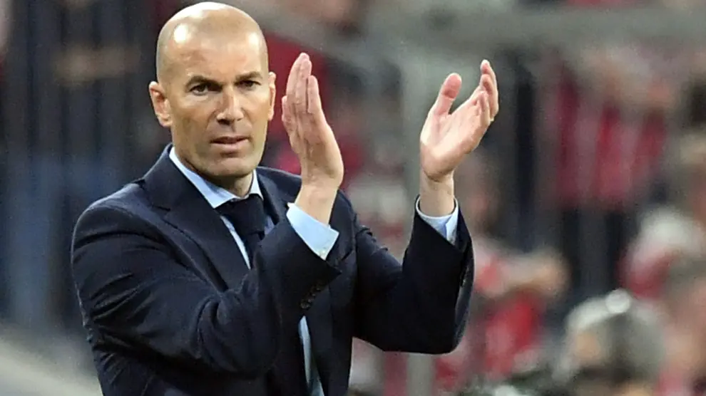 Zinedine Zidane, entrenaodor del Real Madrid, anima a sus jugadores
