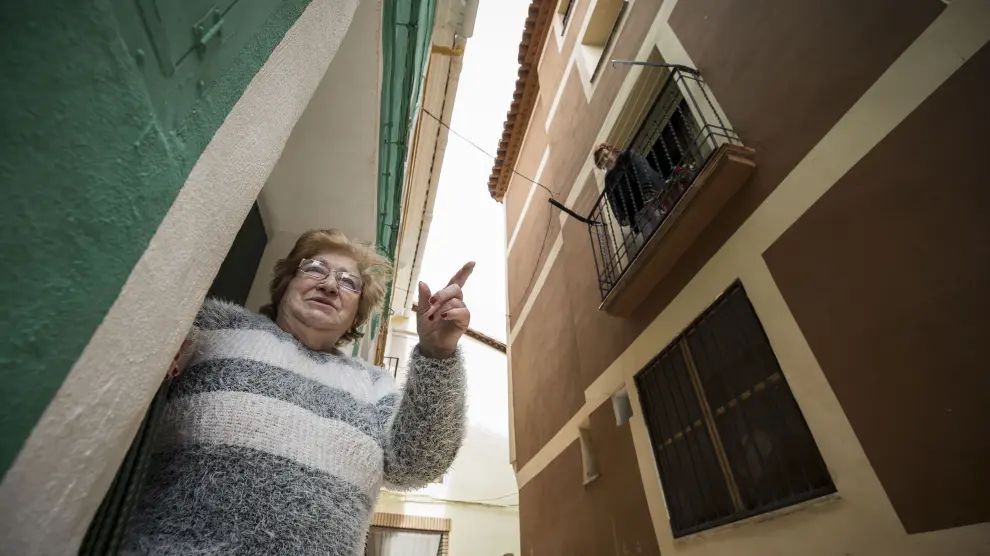 Mari Carmen Molinero en primer término y su vecina Pilar Huera viven en el Barrio Verde de Mesones de Isuela.