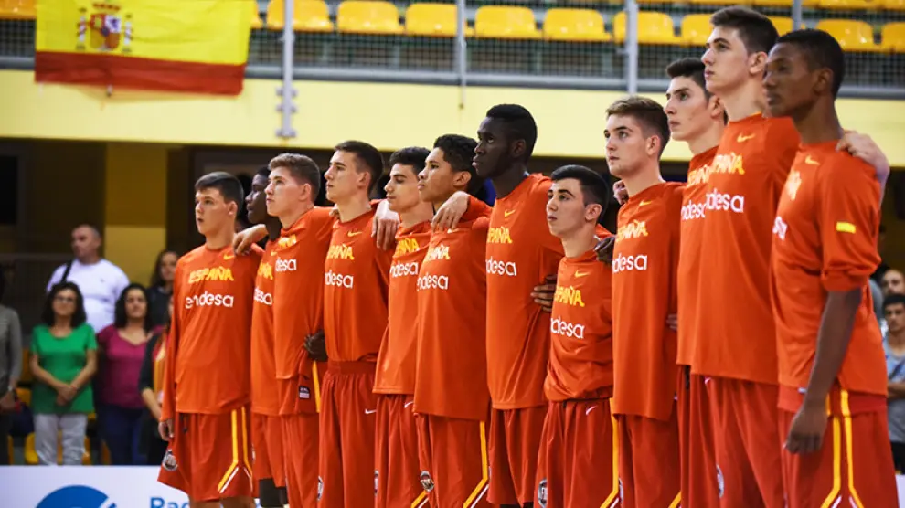 La selección española U16 masculina escuha el himno español en un de los partidos del Europeo.