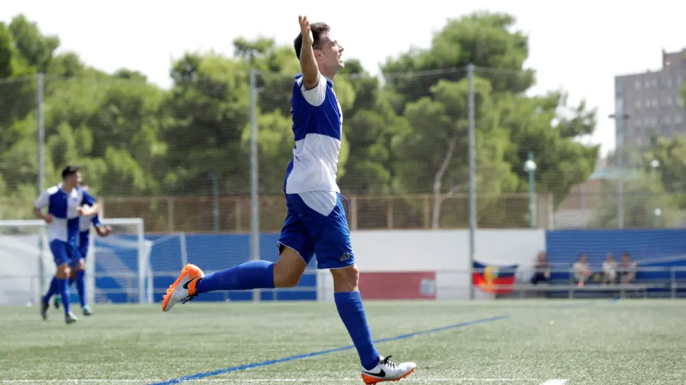 Gabarre, del CD Ebro, celebra un gol.