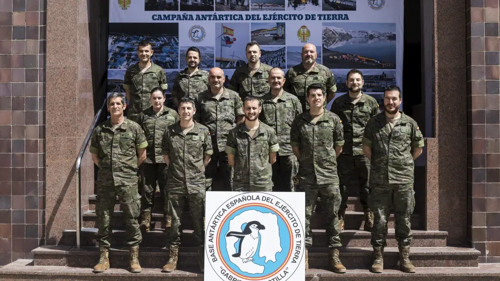 Los trece militares integrantes de la campaña de la Antártida, ayer en el cuartel de San Fernando.