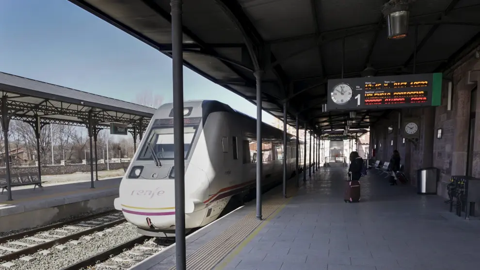 Un tren regional de viajeros, estacionado en la estación de Teruel.