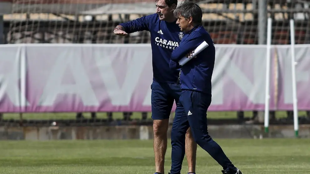 Natxo González y su ayudante, Bernardo Tapia, charlan este jueves durante el último entrenamiento del Real Zaragoza antes de acudir a Reus. El segundo de Natxo ejercerá de entrenador este viernes.