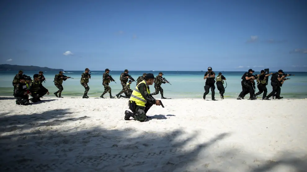 La playa de Boracay en una foto de archivo con un dispositivo de seguridad con cientos de uniformados para evitar un incidente en la isla.