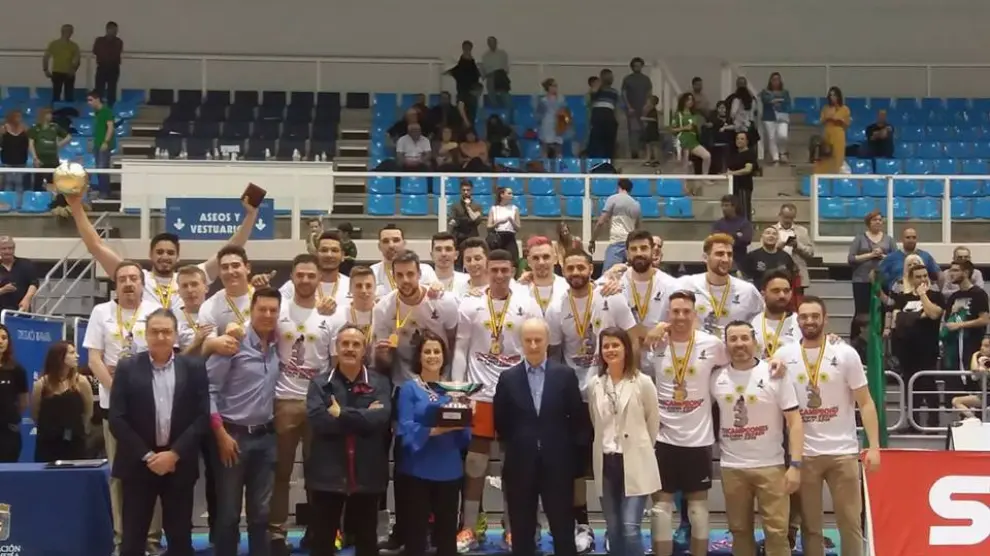 Los jugadores del CV Teruel con sus medallas y su copa tras la victoria en Almería.