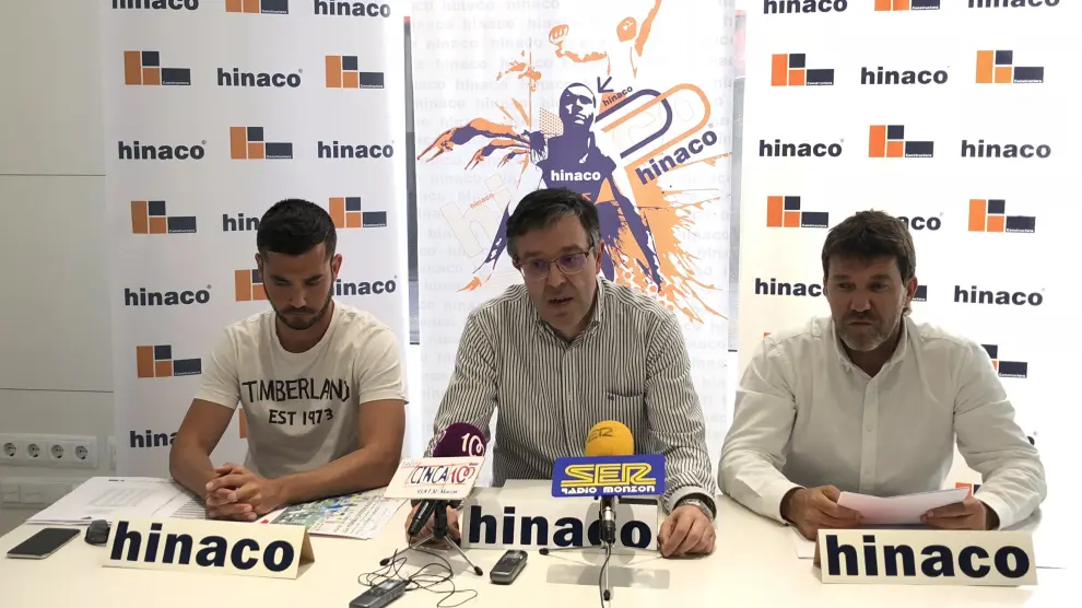 Eloy Mur, director técnico del club, el presidente José Antonio Andreu, y Jesús Hidalgo, de Hinaco, en el acto de presentación.