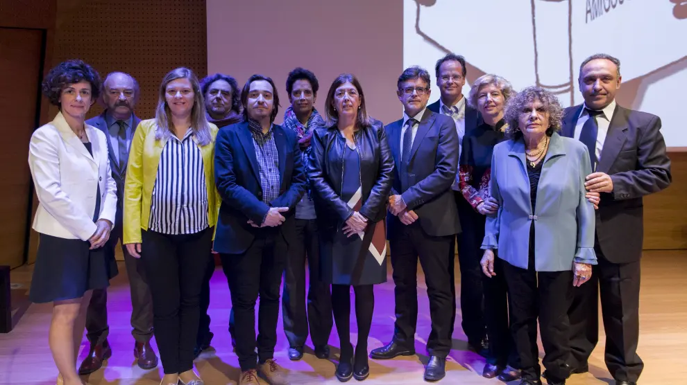 Los galardonados en los XXVI Premios Búho, junto a las autoridades y los organizadores, en el auditorio de Caixaforum.