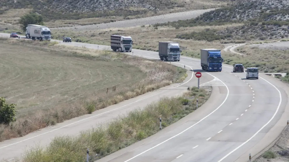 Vehículos pesados circulando por la N-II entre Alfajarín y Fraga.