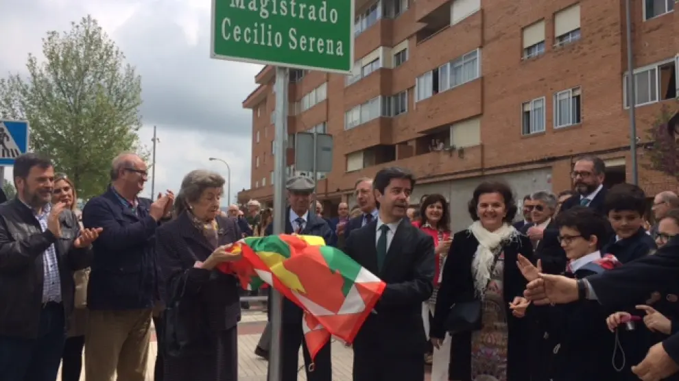 La viuda, María Angeles Puig, y el alcalde, Luis Felipe, descubren la placa