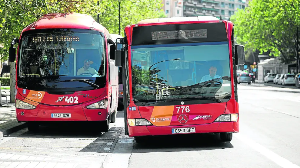A la derecha, uno de los autobuses de la línea que enlaza Monzalbarba, Alfocea y Utebo.