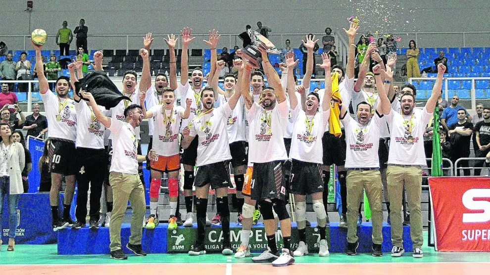 Ereu levanta el trofeo de la Superliga rodeado de sus compañeros, que celebran por todo lo alto la consecución del campeonato y del histórico triplete.