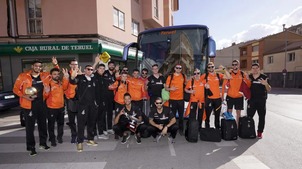 Los jugadores y técnicos del CV Teruel posan con el trofeo de la sexta Superliga al llegar a Teruel.