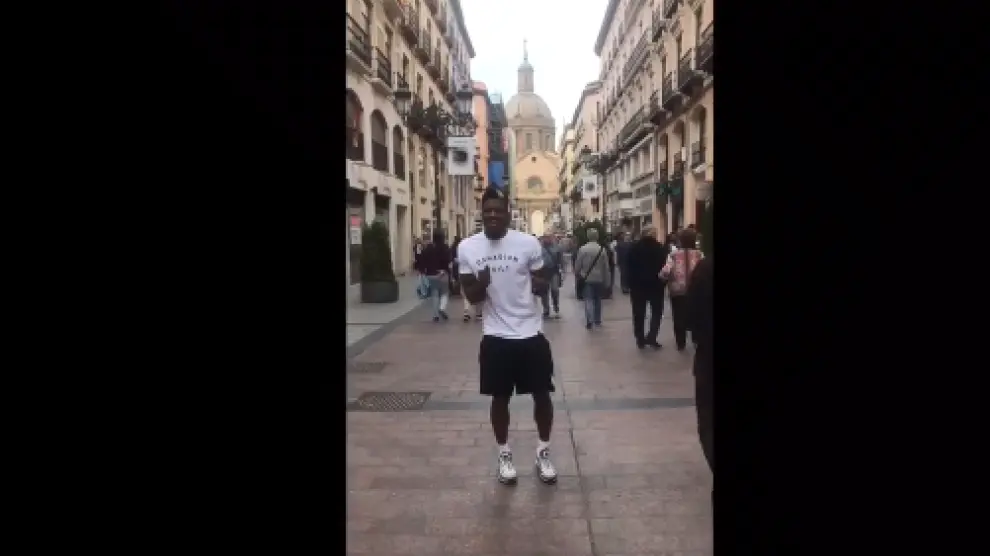 Dylan Ennis bailando en la calle Alfonso