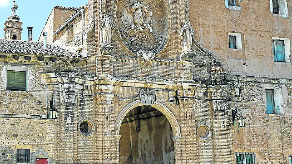 Monasterio de Santa Fe. Importante edificio barroco, declarado Monumento Nacional en 1979, ha sido objeto de  obras de restauración parciales. La Asociación Monasterio de Santa Fe desarrolla distintas actividades para lograr su recuperación total.