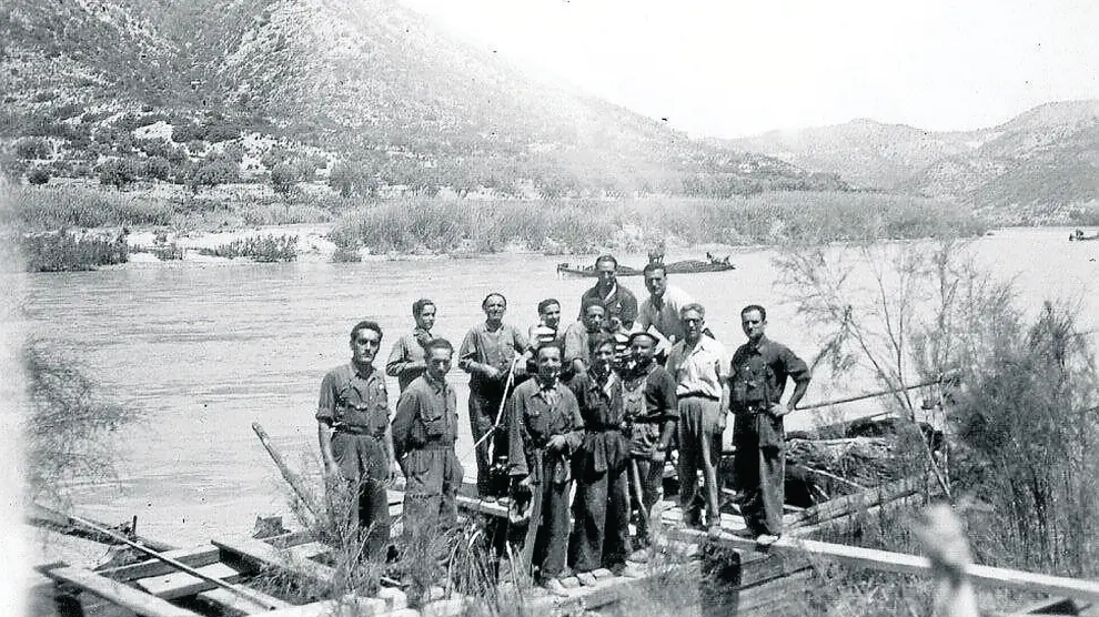 El 'llauter' de Mequinenza José Soler primero por la izquierda en la fila de atrás cambió el porte de carbón por el Ebro por las minas belgas.