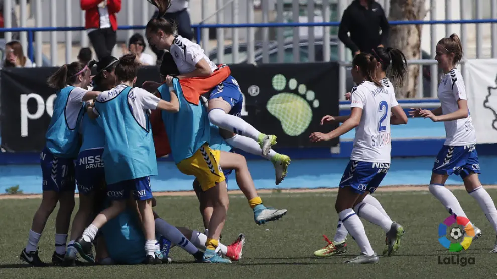 Las jugadoras del Zaragoza Femenino celebran un gol.