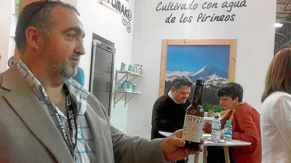 El presidente de Arrocera del Pirineo, José Antonio Marcellán, con una botella de Oryza en Alimentaria