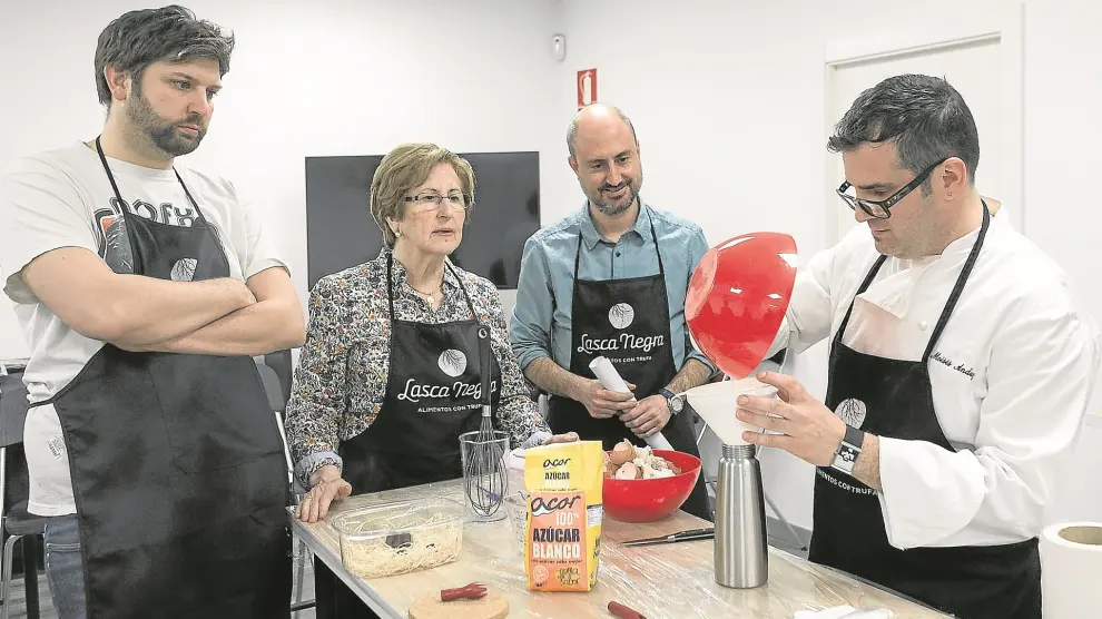 El 'chef' Moisés Andaluz da explicaciones a algunos de los participantes en el taller que tuvo lugar en Lasca Negra.