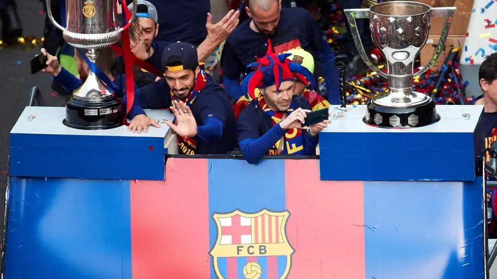 Andrés Iniesta grabando con su móvil junto a varios compañeros de equipo.