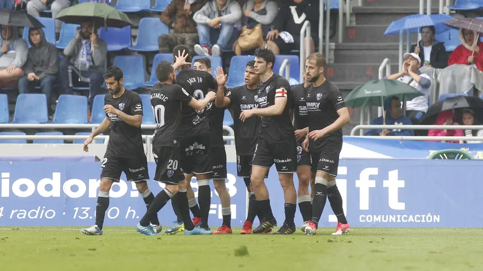 Los jugadores del Huesca celebran uno de los goles contra el Granada.