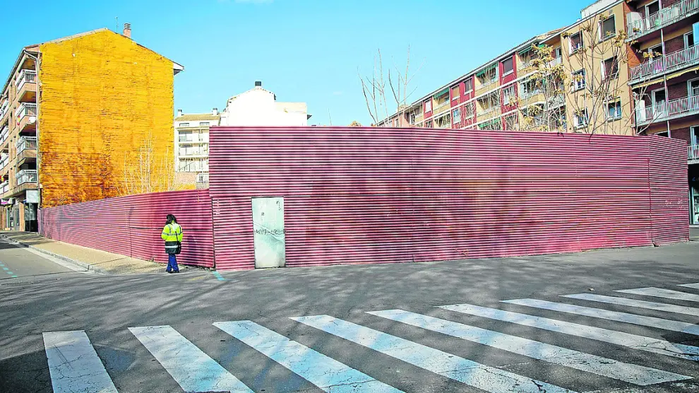 Una valla protege el solar de la desaparecida Casa Azul de Calatayud.