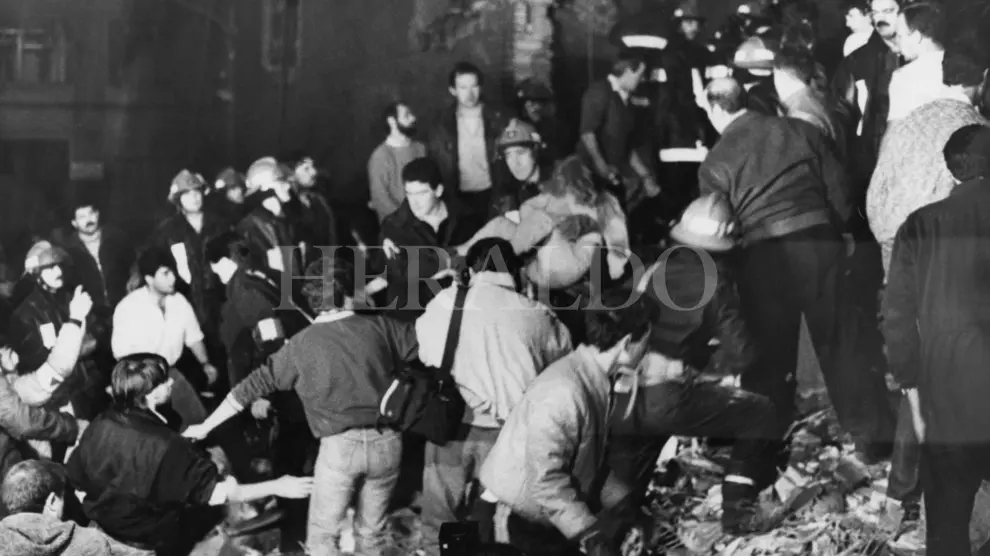 ETA cometió el atentado más sangriento de cuantos ha llevado a cabo en Aragón el 11 de diciembre de 1987, asesinando en la casa cuartel de la avenida Cataluña de Zaragoza a 11 personas, entre quienes se encontraban 5 niñas y un joven de 17 años.