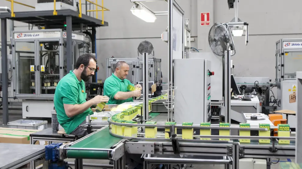 Trabajadores en la planta de Mann Hummel en Zaragoza