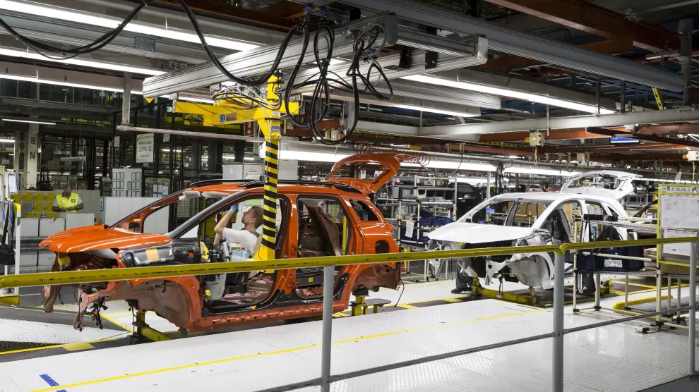 Operarios trabajando en la línea de montaje de la factoría zaragozana de Opel
