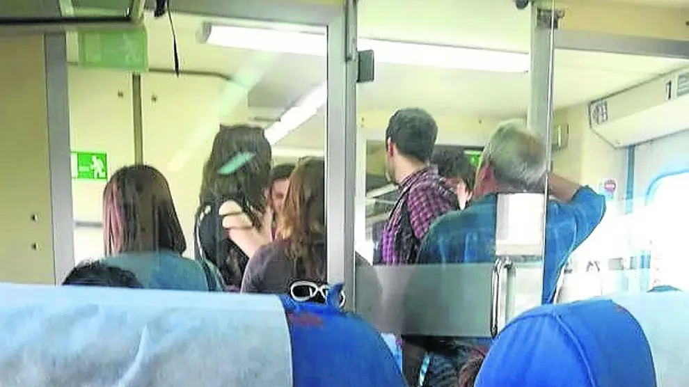 Imagen de varios usuarios viajando el pie entre Zaragoza y Huesca el pasado 20 de abril.