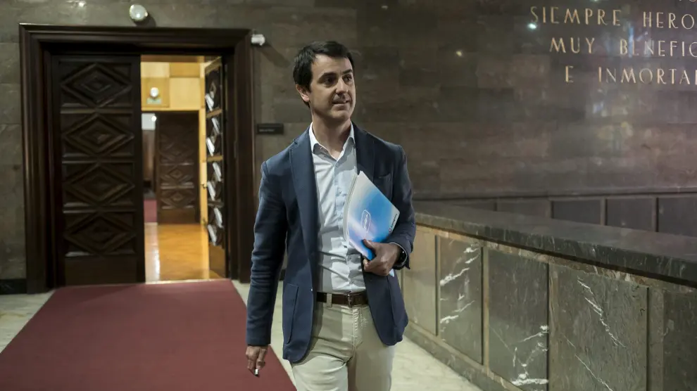 El concejal del PP Pedro Navarro, el pasado lunes, cuando hizo público el contrato adjudicado al miembro de ZEC Enrique de la Rosa.