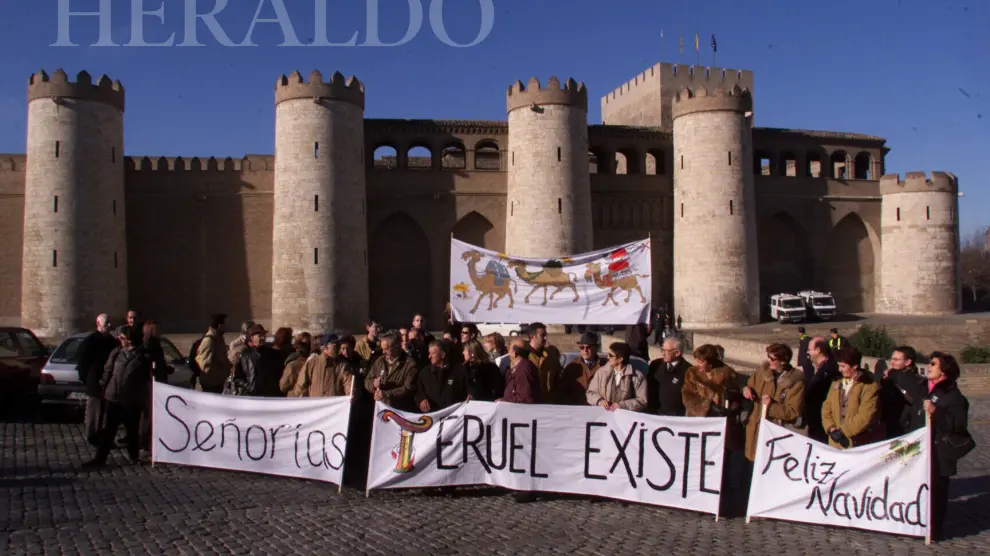 La coordinadora recién creada Teruel Existe se concentra ante el Palacio de la Aljafería en Zaragoza el 13 de diciembre de 1999.