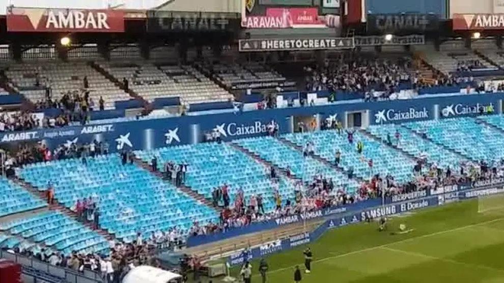 Los jugadores del Real Zaragoza vuelven a salir al campo a petición de la afición