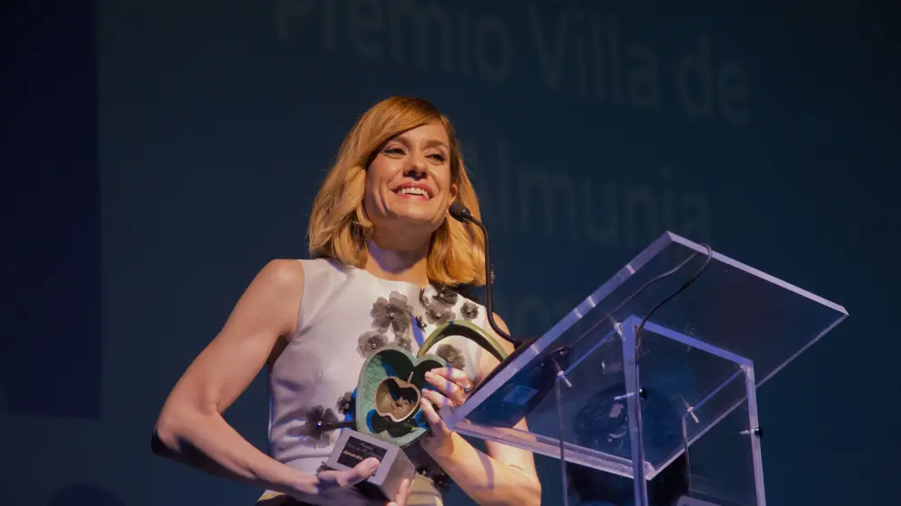 La actriz Alexandra Jiménez, con el trofeo del premio Villa de La Almunia que recibió ayer en la gala de apertura del Festival de C