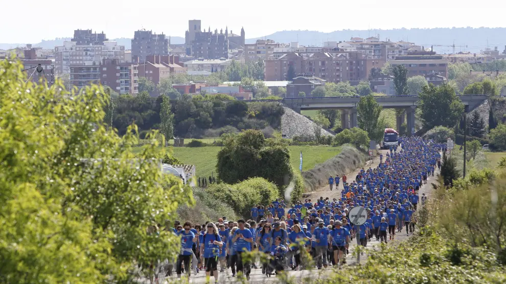 Multitudinaria marcha solidaria Aspace en Huesca