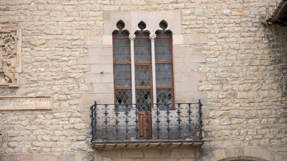 Ventanal de estilo gótico en el Ayuntamiento.