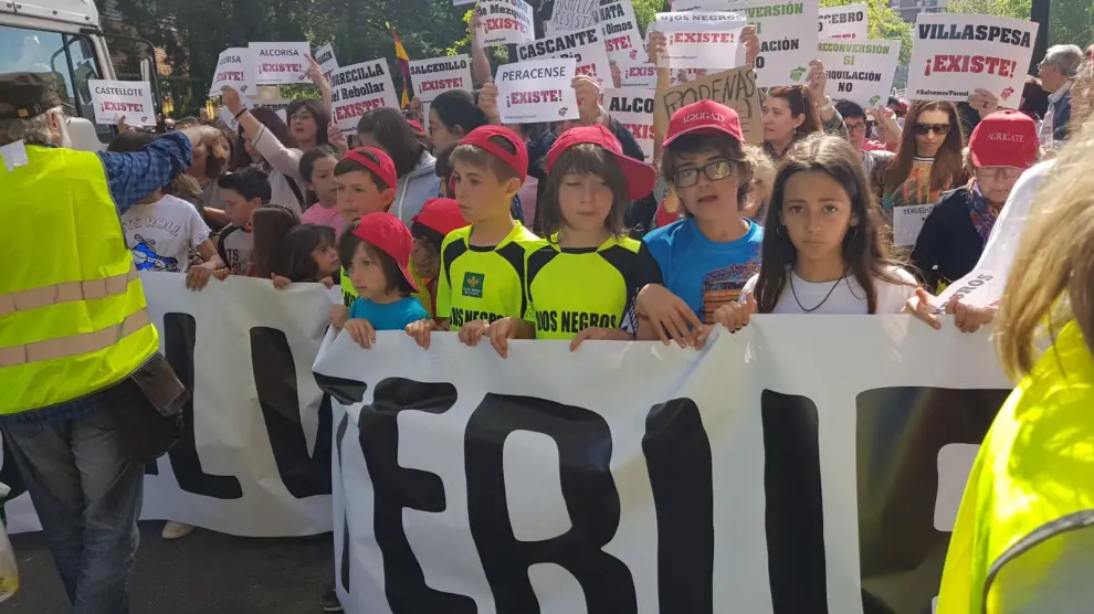 Niños participantes en la manifestación de Teruel Existe por las calles de Zaragoza.
