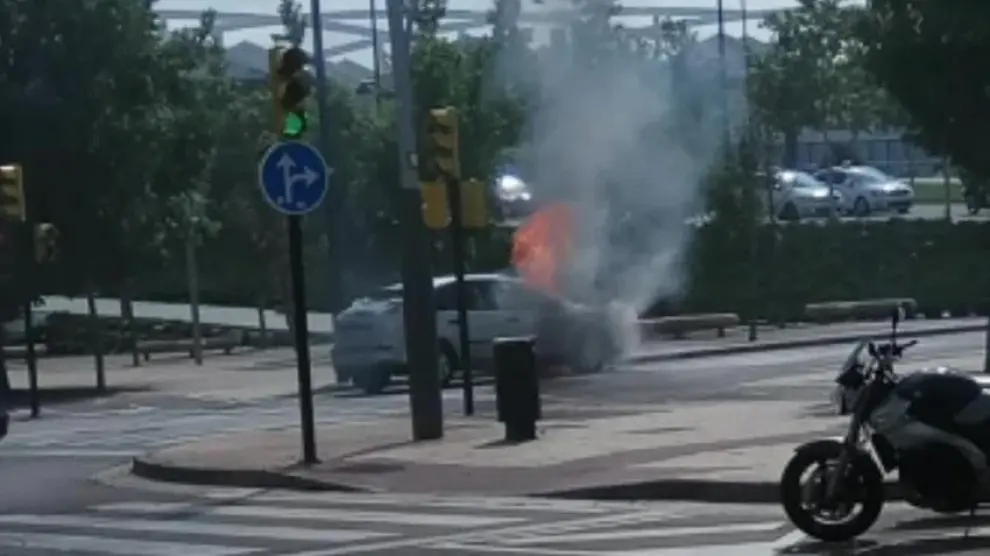 Arde un coche en la calle Francia