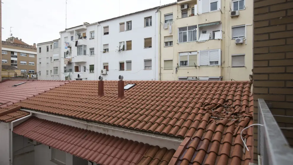 La víctima cayó sobre este tejado de una finca del barrio de La Almozara.