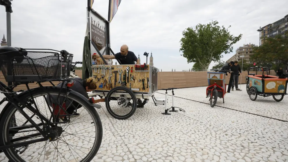 El festival de culturas ciclistas 'Zaragoza is bike' ha llegado este lunes al balcón de san Lázaro, en el Arrabal.