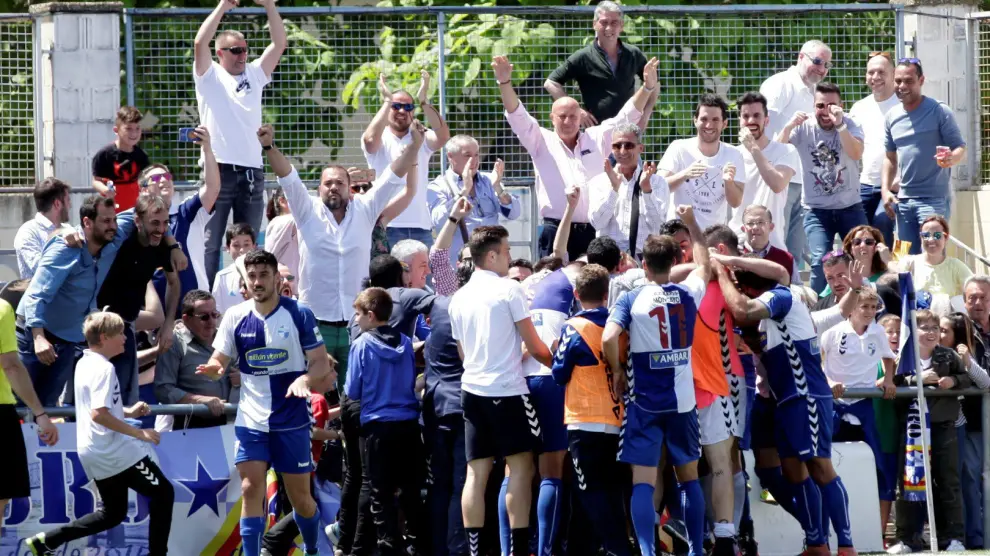 Los jugadores del Ebro se funden en un abrazo con la afición al concluir el encuentro.