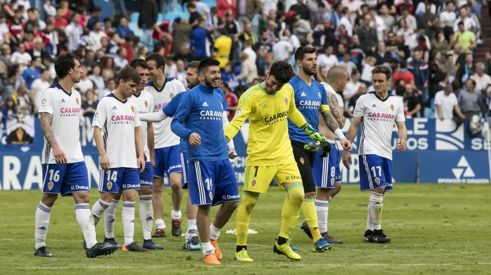 La felicidad compartida por todos. Los jugadores del Real Zaragoza celebran la victoria contra el Sporting tras la conclusión del partido del pasado sábado en La Romareda.