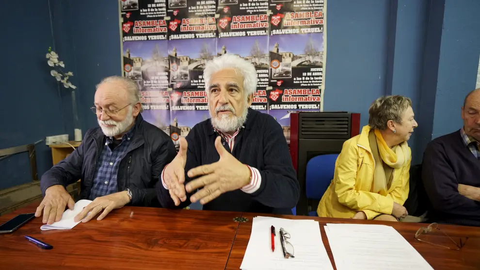 Domingo Aula, Manuel Gimeno y Asunción Capacci, de Teruel Existe, durante en la rueda de prensa.