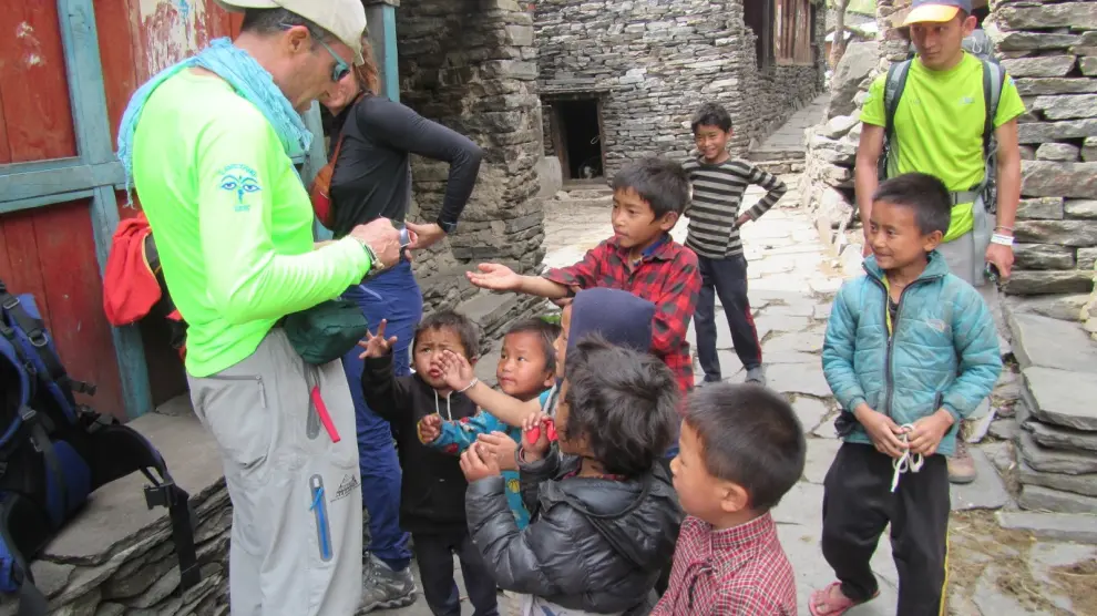 Francisco Valero, con los niños en su viaje a Nepal