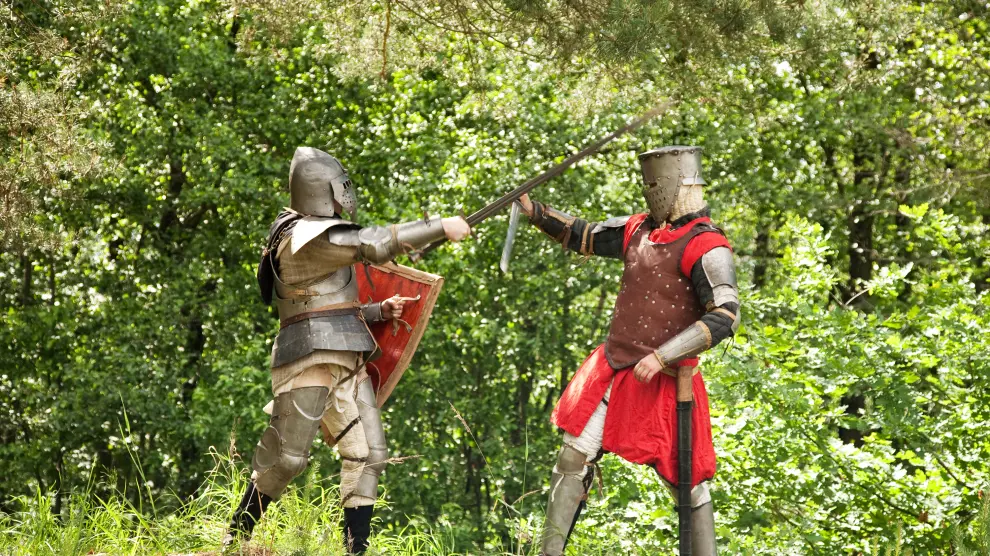 El duelo comenzó a llevarse a cabo en el siglo XV como evolución de las justas o torneos medievales y no se terminó de abolir por completo hasta principios del siglo XX.
