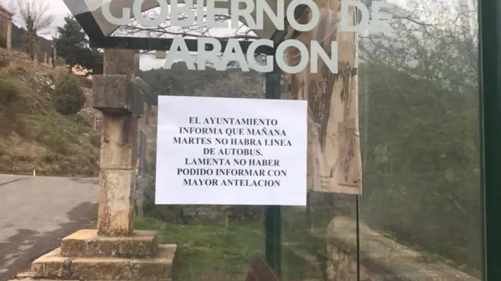 Un cartel informaba esta mañana en la parada del autobús de Linares de Mora que no había servicio los martes
